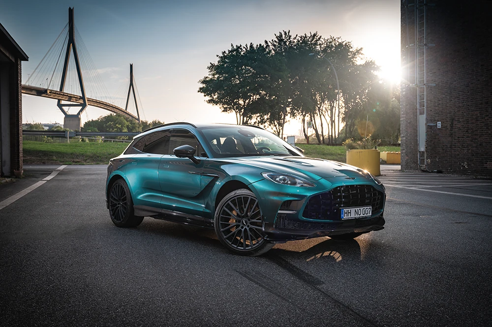 Aston Martin DBX 707 mit der Köhlbrandbrücke im Hintergrund