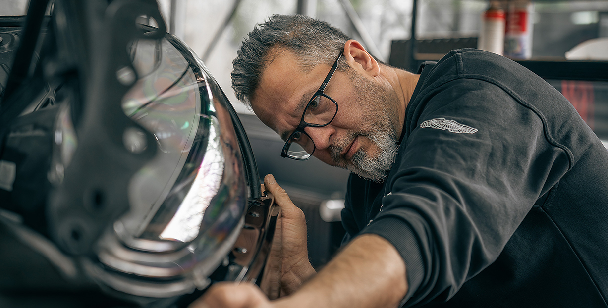 Eine Kachel: Man sieht einen Service-Mitarbeiter der am Fahrzeug arbeitet. Bei Mousover sieht man ihn am Fahrzeug arbeiten.
