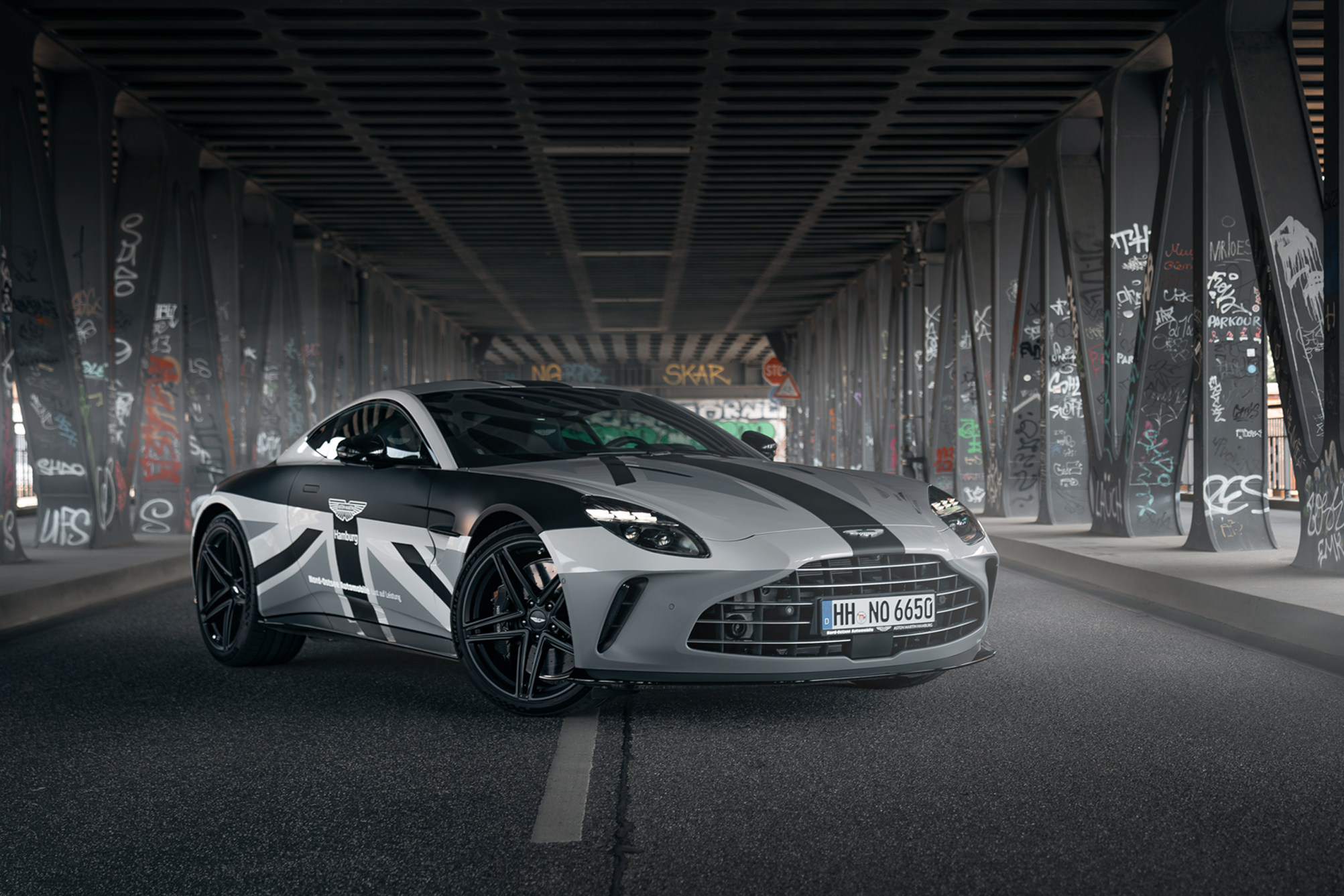 Ein Aston Martin VANQUISH foliert in einer union jack, in den Farben Grau, Weiß und Schwarz